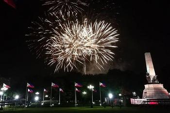 New_Years_Eve_fireworks_show_Metro_Manila_Rizal_Park.jpg